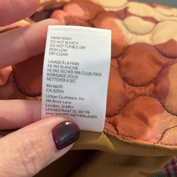 NWOT Urban Outfitters Women's Nylon Quilted Boxy Patchwork Poncho One Size - Picture 9 of 13